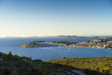 deniz yoluyla yuvarlanır sahil üzerinde şehrin havadan görünümü 