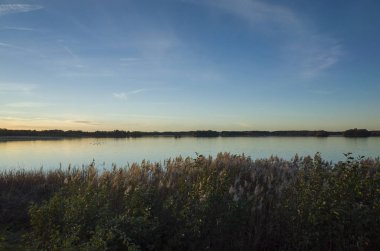 Gölde gündoğumu arka plan ile manzara