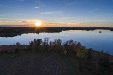 Göl ve orman gündoğumu arka plan manzara