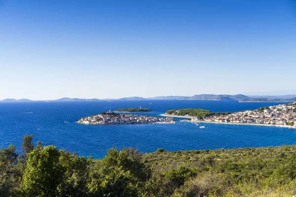 Vista Aérea Ciudad Orilla Del Mar Redondeada Por Mar —  Fotos de Stock