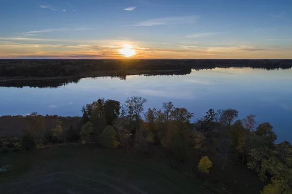 Пейзаж Озером Лесом Фоне Восхода Солнца — стоковое фото