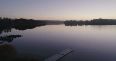 Peyzaj göl ve alacakaranlıkta Adaları ile havadan görünümü 
