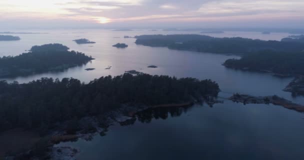 Vista Aérea Del Paisaje Con Lagos Islas Atardecer — Vídeo de stock