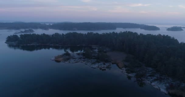 湖と夕暮れの島々 の風景の空撮 — ストック動画