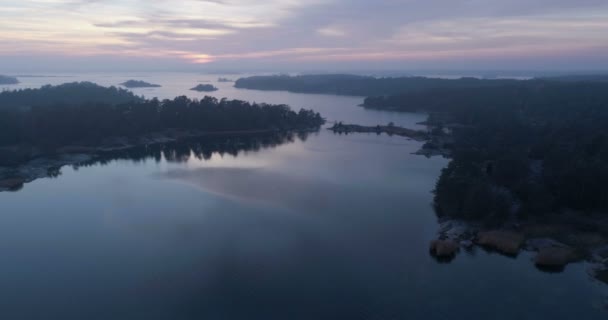Luftaufnahme Einer Landschaft Mit Seen Und Inseln Der Dämmerung — Stockvideo