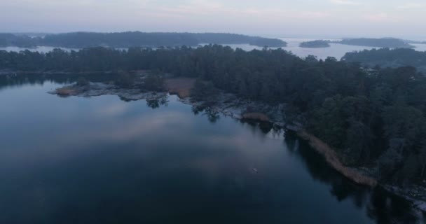 Luftaufnahme Einer Landschaft Mit Seen Und Inseln Der Dämmerung — Stockvideo