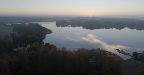 Letecký pohled na krajinu s jezery a ostrovy za soumraku 