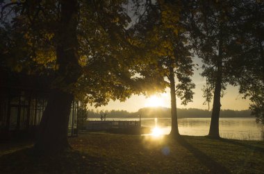 nehir görünümünü günbatımı arka plan üzerinde