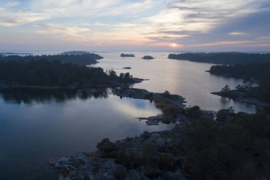Peyzaj göl ve alacakaranlıkta Adaları ile havadan görünümü 