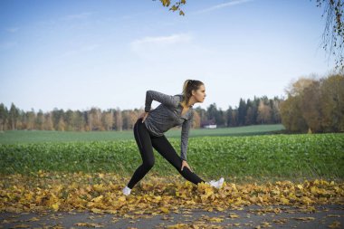 Genç kadın açık havada egzersiz yaparak spor giyim 