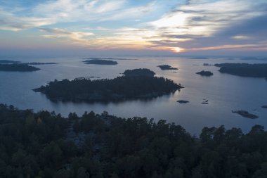 Peyzaj göl ve alacakaranlıkta Adaları ile havadan görünümü 