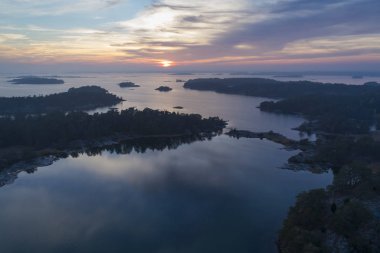 Peyzaj göl ve alacakaranlıkta Adaları ile havadan görünümü 