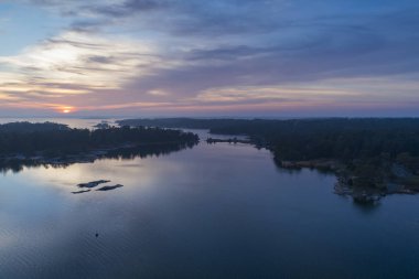 Peyzaj göl ve alacakaranlıkta Adaları ile havadan görünümü 