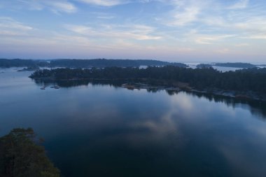 Peyzaj göl ve alacakaranlıkta Adaları ile havadan görünümü 