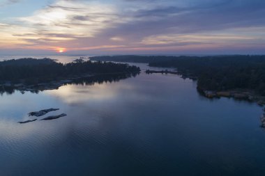 Peyzaj göl ve alacakaranlıkta Adaları ile havadan görünümü 