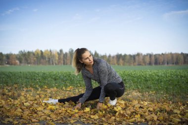Genç kadın açık havada egzersiz yaparak spor giyim 