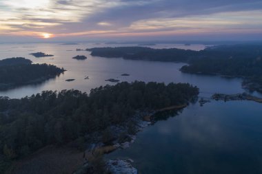 Peyzaj göl ve alacakaranlıkta Adaları ile havadan görünümü 