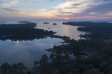 Peyzaj göl ve alacakaranlıkta Adaları ile havadan görünümü 