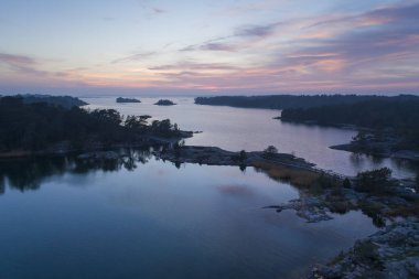 Peyzaj göl ve alacakaranlıkta Adaları ile havadan görünümü 