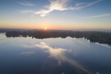 Peyzaj göl ve alacakaranlıkta Adaları ile havadan görünümü 