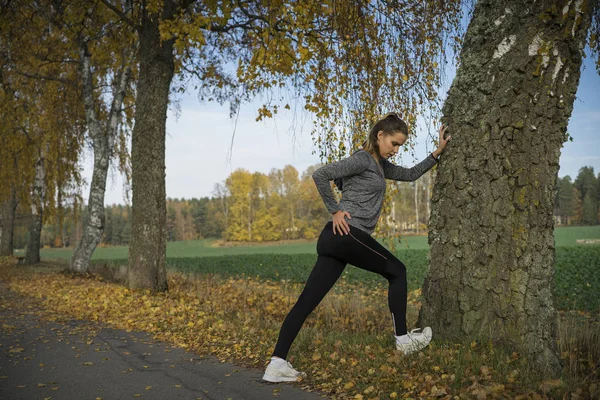 Giovane Donna Abbigliamento Sportivo Che Esercizio All Aperto — Foto Stock