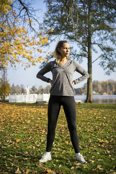 公園でスポーツウェア トレーニングの若い女性 — ストック写真