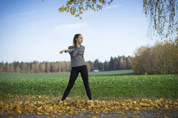 Genç kadın açık havada egzersiz yaparak spor giyim 