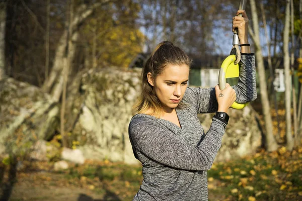 Açık havada spor salonunda spor eğitim genç kadın   