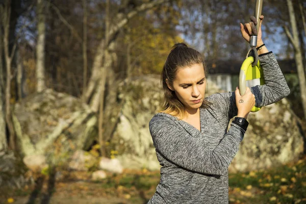 Açık havada spor salonunda spor eğitim genç kadın   
