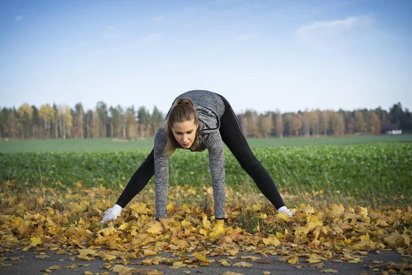 Genç kadın açık havada egzersiz yaparak spor giyim 