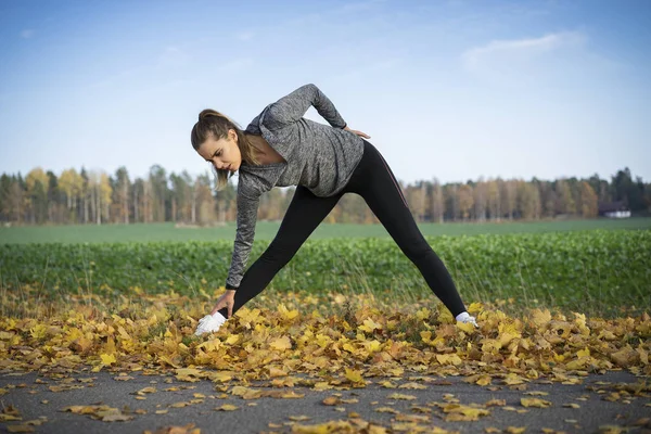 Genç kadın açık havada egzersiz yaparak spor giyim 