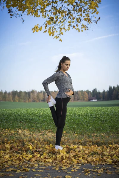 Genç kadın açık havada egzersiz yaparak spor giyim 