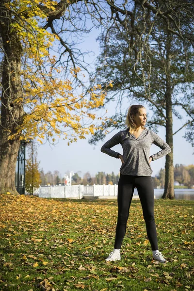 Genç kadın açık havada egzersiz yaparak spor giyim 