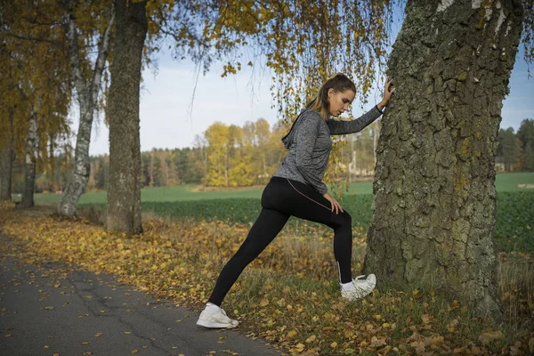Genç kadın açık havada egzersiz yaparak spor giyim 