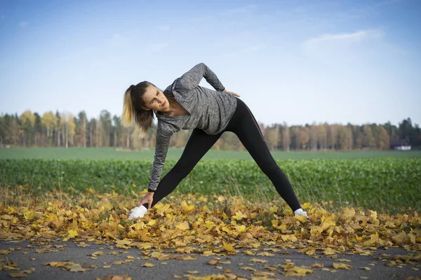 Genç kadın açık havada egzersiz yaparak spor giyim 