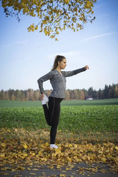 Genç kadın açık havada egzersiz yaparak spor giyim 
