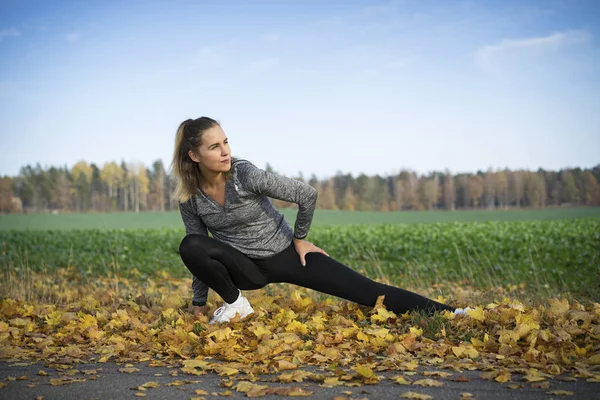 Genç kadın açık havada egzersiz yaparak spor giyim 