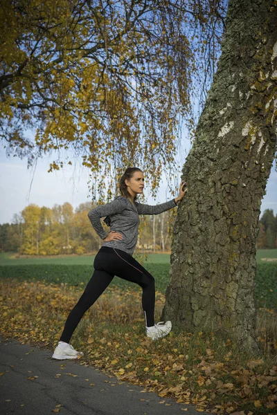 屋外の運動を行うスポーツ ウエアで若い女性 — ストック写真