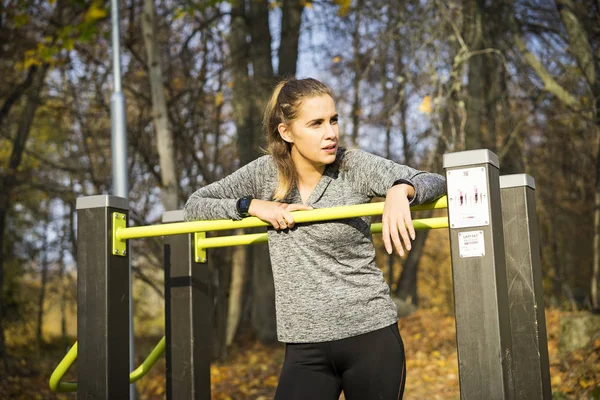 Açık havada spor salonunda spor eğitim genç kadın   