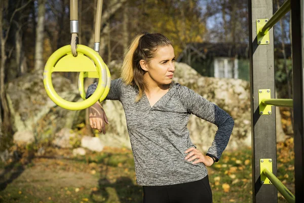 Açık havada spor salonunda spor eğitim genç kadın   