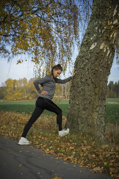 Genç kadın açık havada egzersiz yaparak spor giyim 