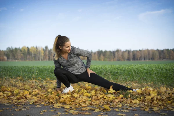 Genç kadın açık havada egzersiz yaparak spor giyim 