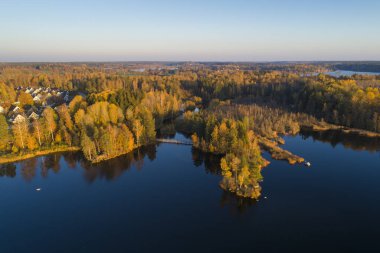 sonbahar sezonu orman tarafından yuvarlak göl manzarası