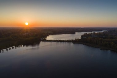 göl günbatımı arka plan üzerinde orman tarafından yuvarlak görünümünü