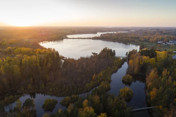 Utsikt Över Sjön Rundade Skog Sunset Bakgrund — Stockfoto