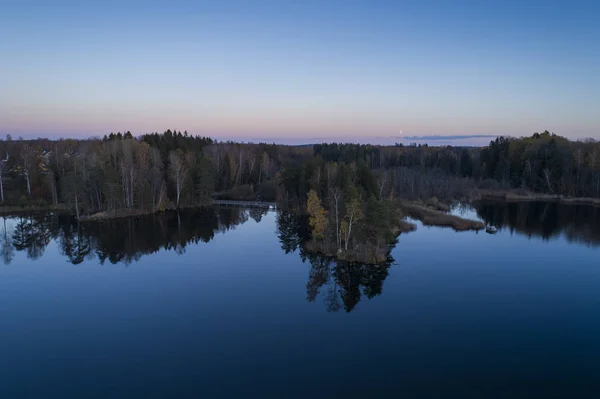 Utsikt Över Sjön Rundade Skog Höstsäsongen — Stockfoto