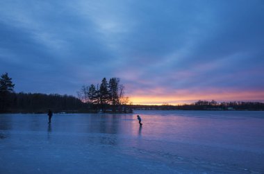 buzlu gölde kış sezonunda kayak kişi