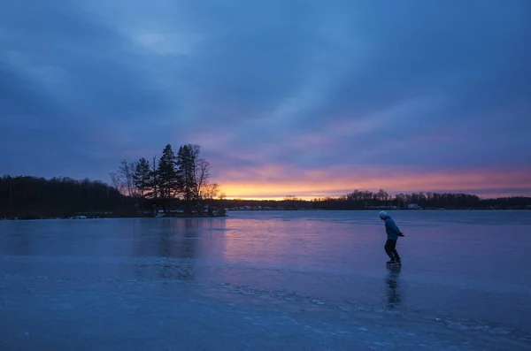 Les Gens Skient Sur Lac Glacé Hiver — Photo