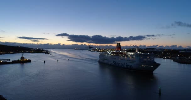 Weergave Van Toeristische Schip Drijvende Onder Brug Tijdens Zonsondergang — Stockvideo