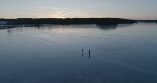 アイス湖で冬のシーズンにスキーの人々 の空撮 — ストック動画